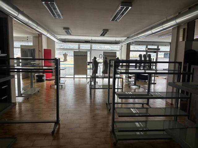 Locale Commerciale in affitto a Comunità Alto Garda e Ledro, Dro