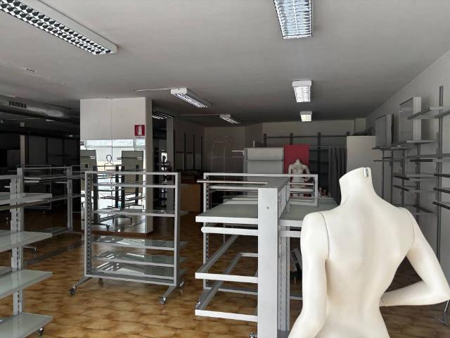 Locale Commerciale in affitto a Comunità Alto Garda e Ledro, Dro