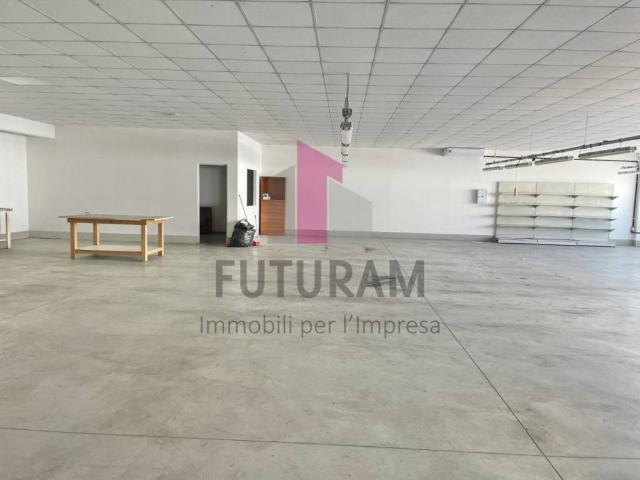Locale Commerciale in affitto a Dueville, Veneto