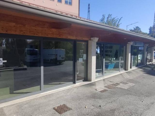 Locale Commerciale in affitto a Borgo San Mauro / Naselje Svetega Mavra, Aurisina
