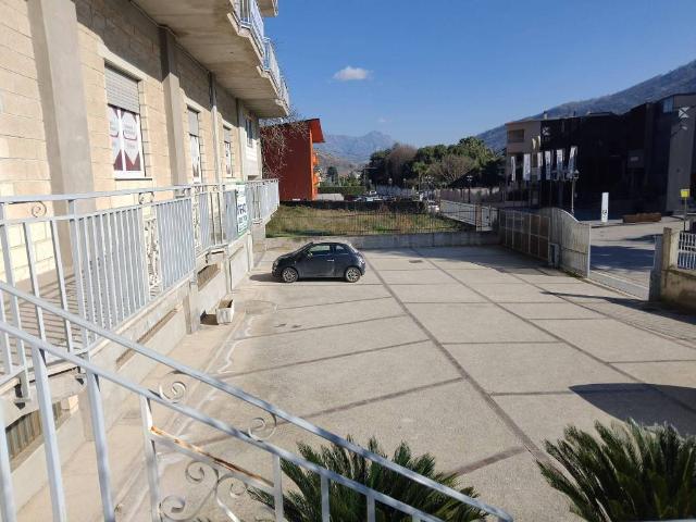 Locale Commerciale in affitto a Durazzano, Campania