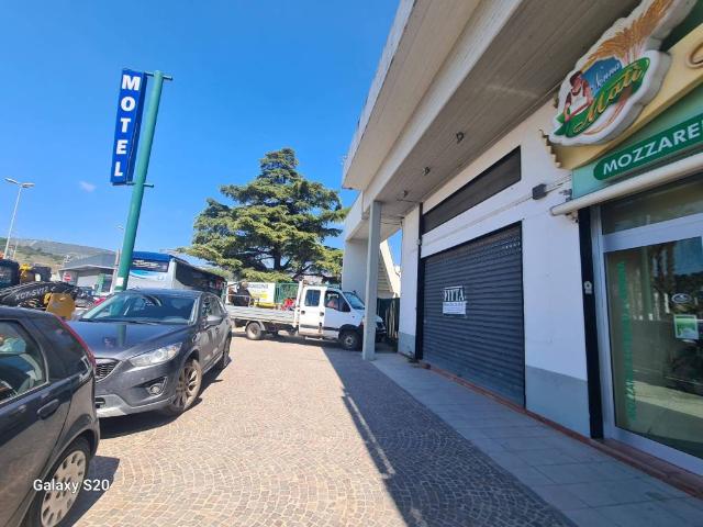 Locale Commerciale in affitto a Eboli, Campania