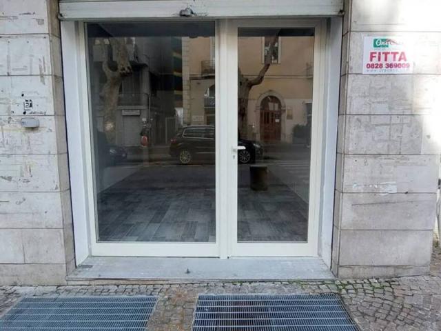 Locale Commerciale in affitto a Eboli, Campania