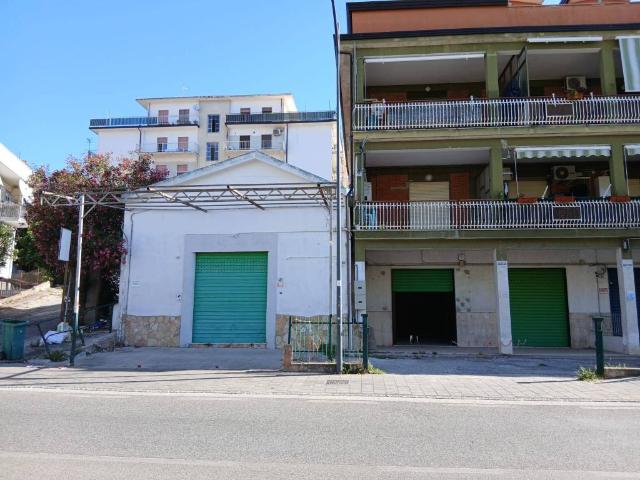Locale Commerciale in affitto a Eboli, Campania