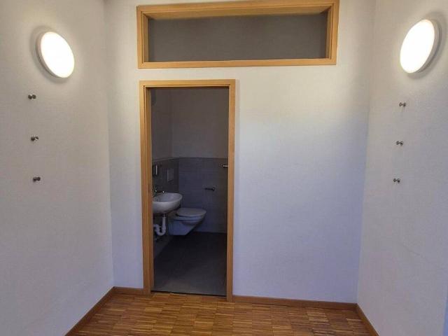Locale Commerciale in affitto a Überetsch-Unterland - Oltradige-Bassa Atesina, Egna - Neumarkt