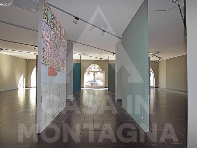 Locale Commerciale in affitto a Überetsch-Unterland - Oltradige-Bassa Atesina, Egna - Neumarkt