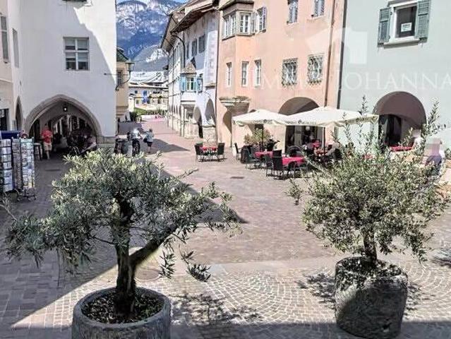 Locale Commerciale in affitto a Überetsch-Unterland - Oltradige-Bassa Atesina, Egna - Neumarkt