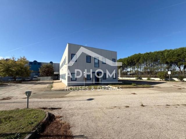 Locale Commerciale in affitto a CACIP - Agglomerato industriale di Elmas, Elmas