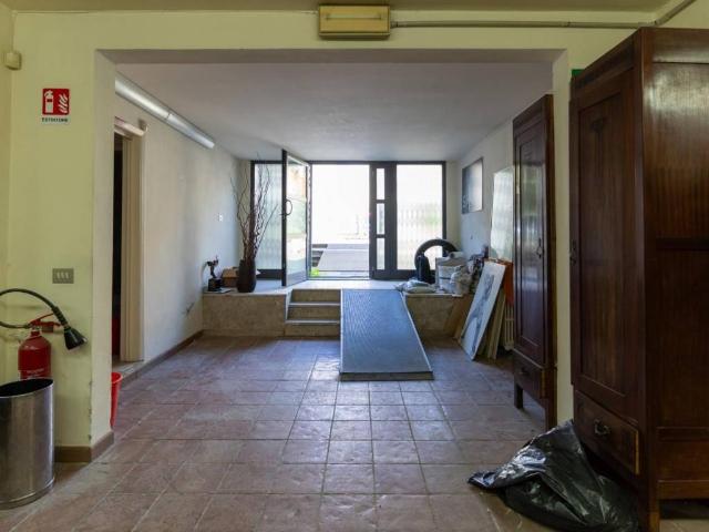 Locale Commerciale in affitto a Unione dei Comuni Circondario dell'Empolese Valdelsa, Empoli