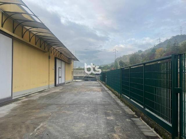 Locale Commerciale in affitto a Endine Gaiano, Lombardia