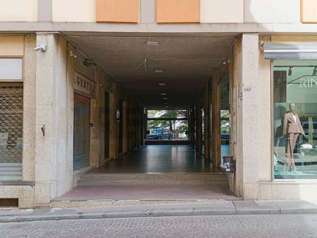 Locale Commerciale in affitto a Monte, Enna