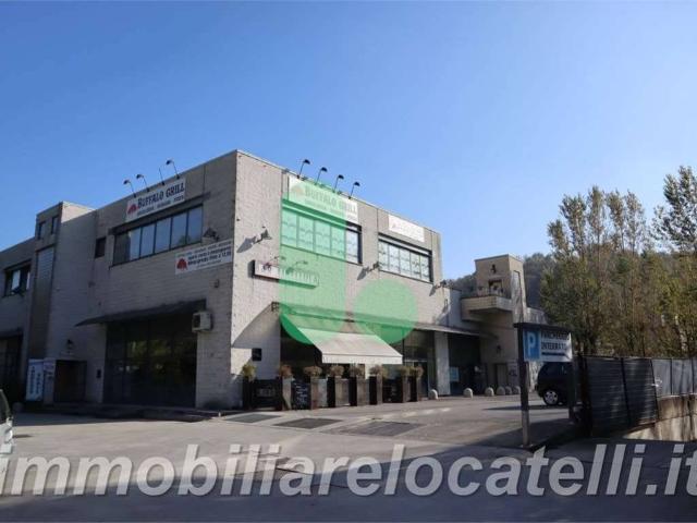 Locale Commerciale in affitto a Entratico, Lombardia