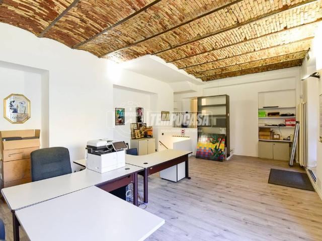 Locale Commerciale in affitto a Cassina Mariaga, Erba