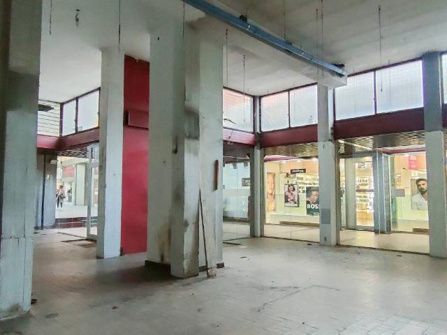 Locale Commerciale in affitto a Cassina Mariaga, Erba