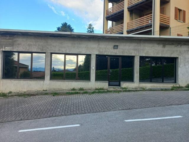 Locale Commerciale in affitto a Buccinigo, Erba