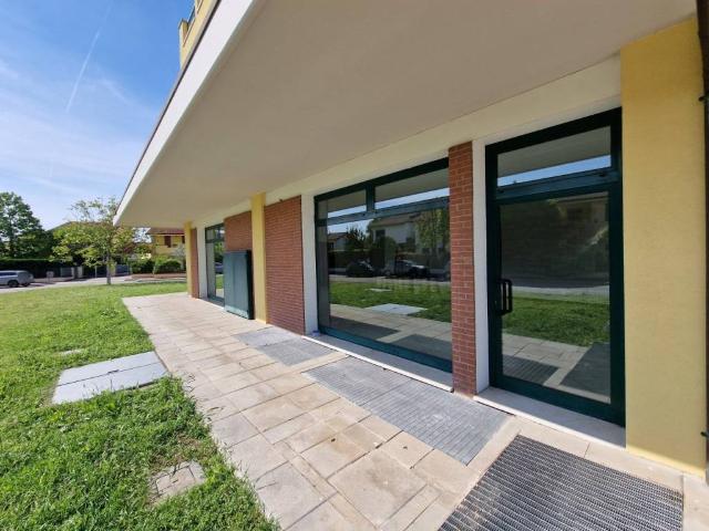 Locale Commerciale in affitto a Este, Veneto