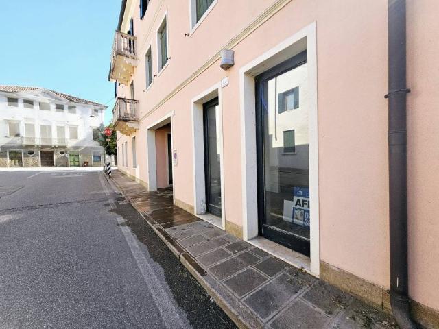 Locale Commerciale in affitto a Este, Veneto