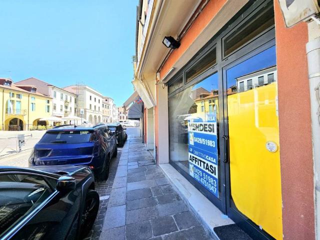 Locale Commerciale in affitto a Este, Veneto