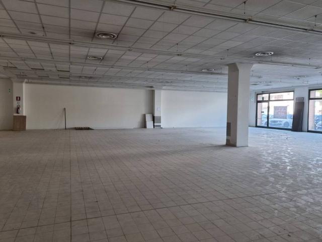 Locale Commerciale in affitto a Este, Veneto