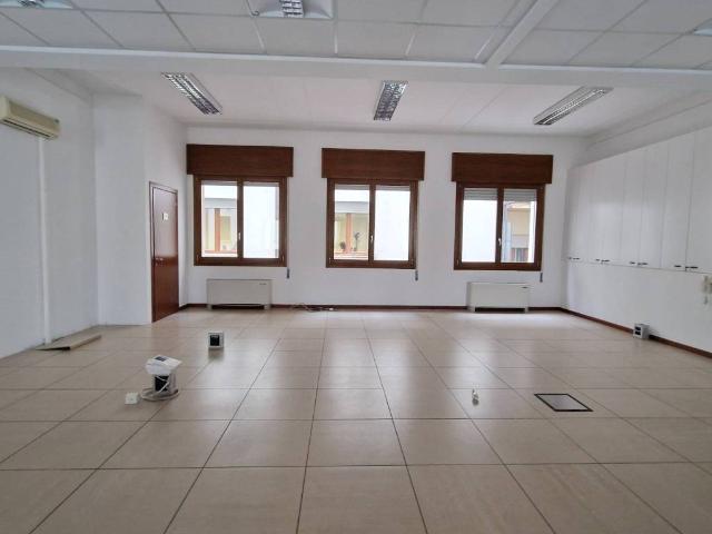 Locale Commerciale in affitto a Este, Veneto