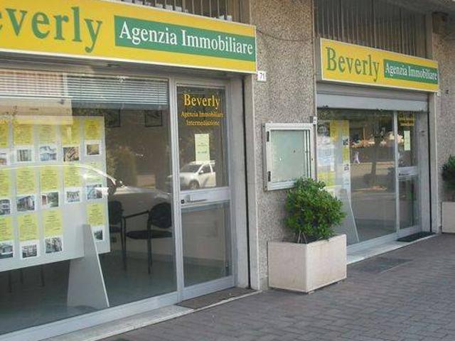 Locale Commerciale in affitto a Pianura Reggiana, Re