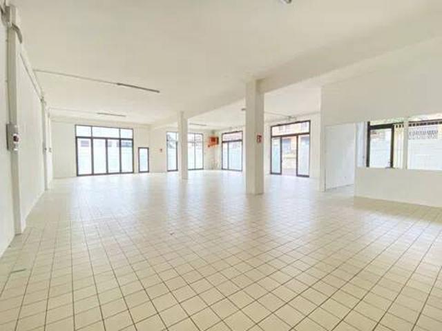 Locale Commerciale in affitto a Borgo, Marche