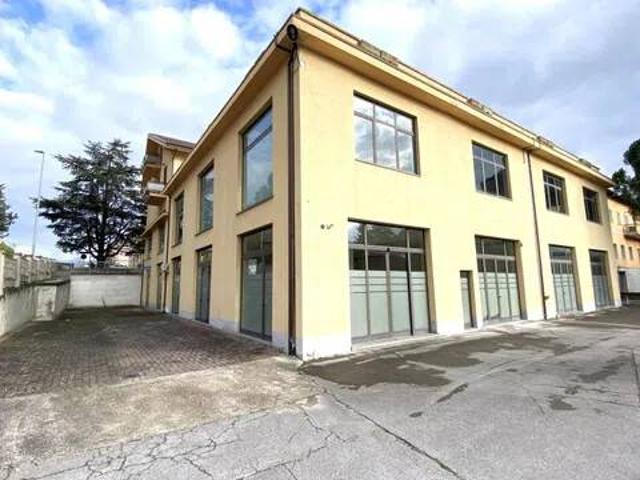 Locale Commerciale in affitto a Borgo, Marche