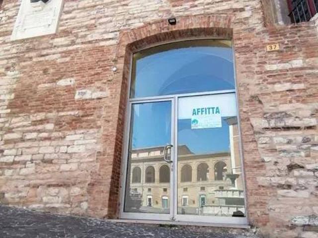 Locale Commerciale in affitto a Centro, Marche
