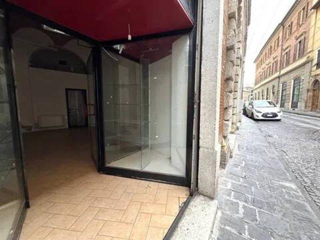 Locale Commerciale in affitto a Centro, Marche