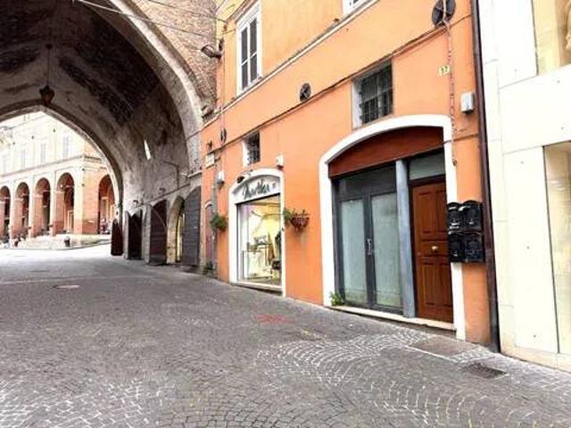 Locale Commerciale in affitto a Centro, Marche