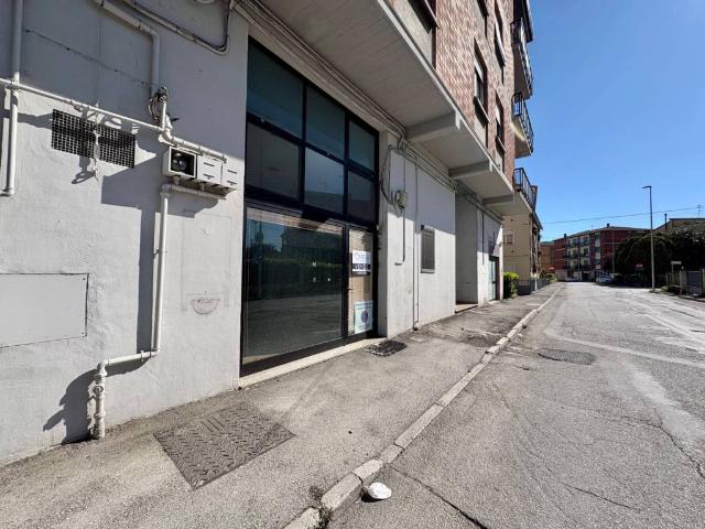 Locale Commerciale in affitto a Marche, Ancona