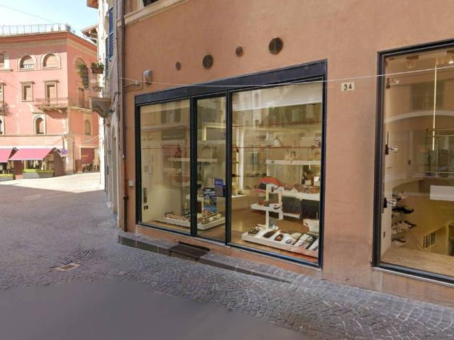 Locale Commerciale in affitto a Centro, Marche