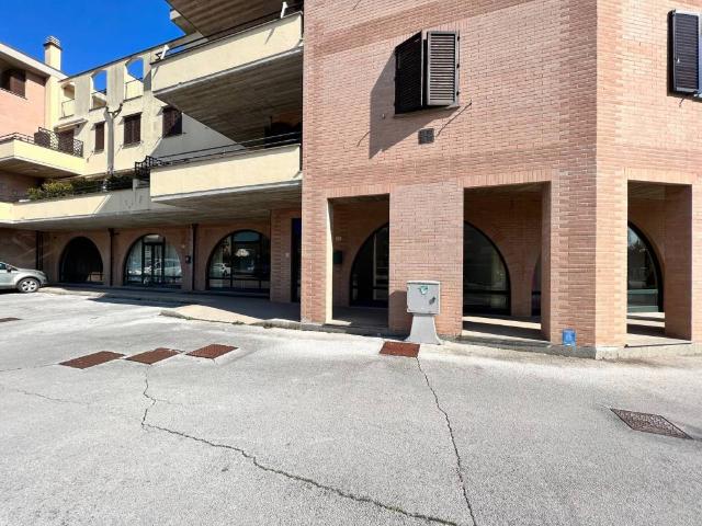 Locale Commerciale in affitto a Borgo 3, Marche