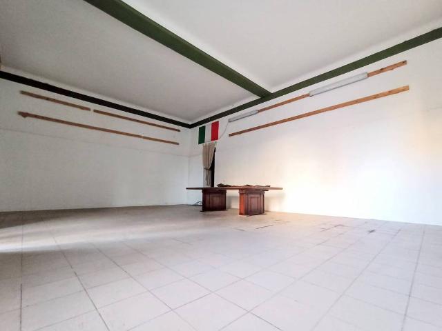 Locale Commerciale in affitto a Marche, Ancona