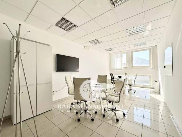 Locale Commerciale in affitto a Case UNRRA, Marche