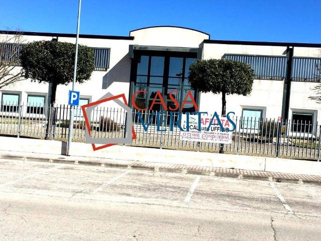 Locale Commerciale in affitto a Marche, Ancona