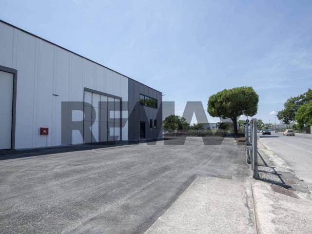 Locale Commerciale in affitto a Case UNRRA, Marche