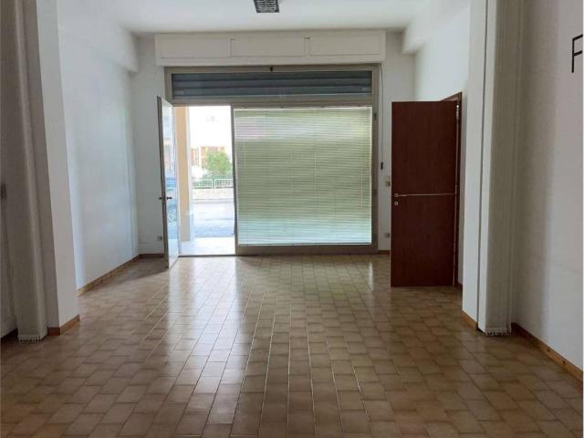 Locale Commerciale in affitto a Marche, Ancona