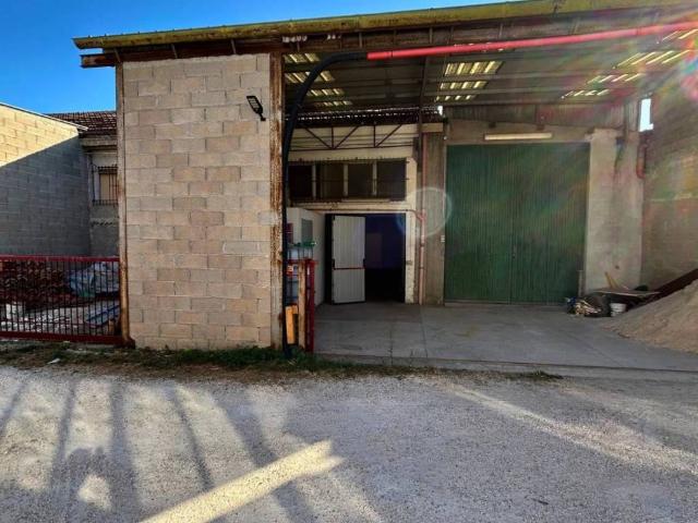 Locale Commerciale in affitto a Rosciano, Marche