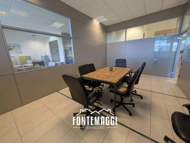 Locale Commerciale in affitto a Marche, Pesaro E Urbino