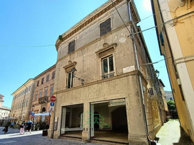 Locale Commerciale in affitto a Centro storico, Marche