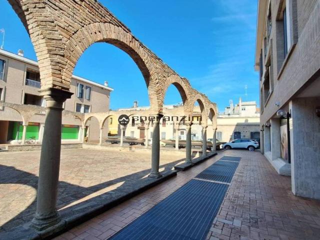 Locale Commerciale in affitto a Centro storico, Marche