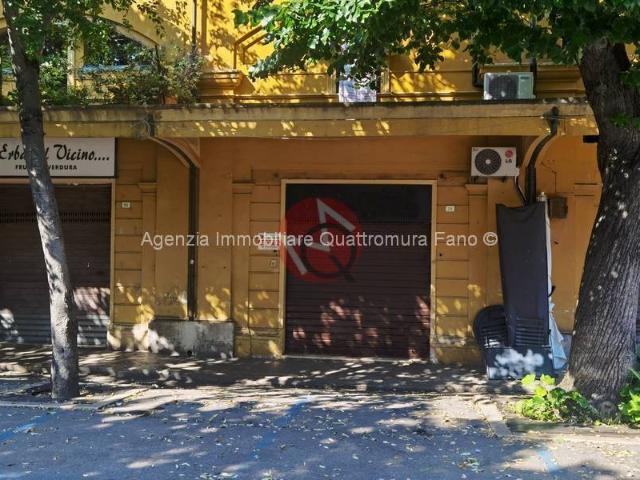 Locale Commerciale in affitto a Centro storico, Marche