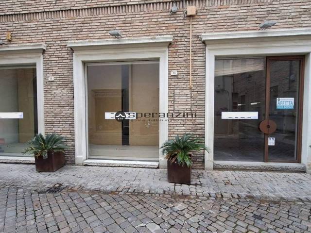 Locale Commerciale in affitto a Centro storico, Marche