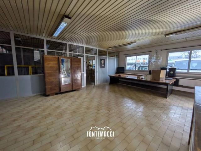 Locale Commerciale in affitto a Marche, Pesaro E Urbino