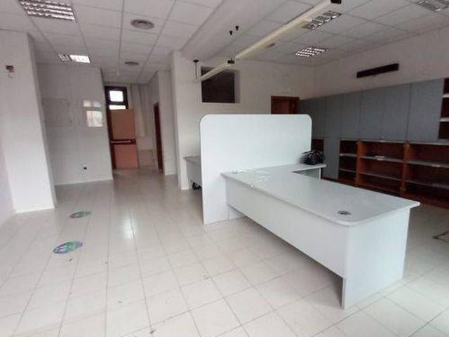 Locale Commerciale in affitto a Carrara, Marche