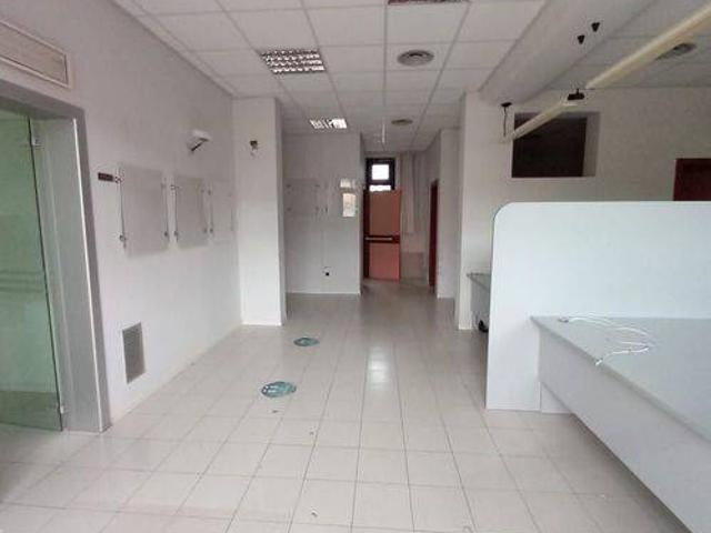 Locale Commerciale in affitto a Carrara, Marche
