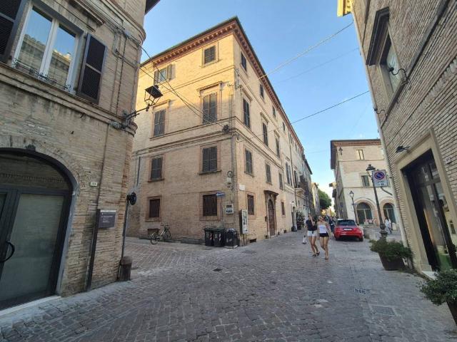 Locale Commerciale in affitto a Centro storico, Marche