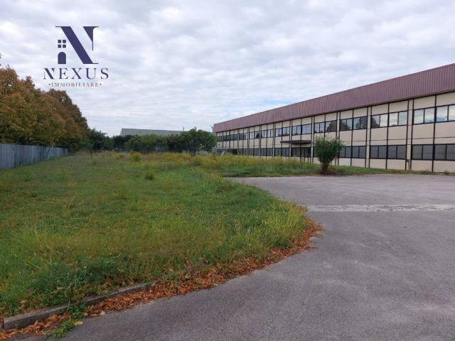 Locale Commerciale in affitto a Marche, Pesaro E Urbino