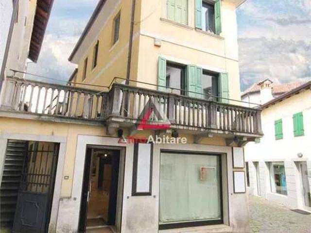 Locale Commerciale in affitto a Feltre, Veneto